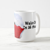 明るい赤のバスケット写真の可愛い眠る子猫 コーヒーマグカップ (正面右)