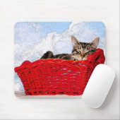 明るい赤のバスケット写真の可愛い眠れる子猫 マウスパッド (マウス)