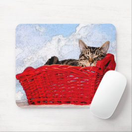 明るい赤のバスケット写真の可愛い眠れる子猫 マウスパッド