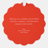 明るい赤のポインセチアと緑のクリスマスフォト オーナメントカード (裏面)