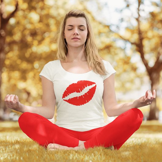 明るい赤の口紅キス Tシャツ