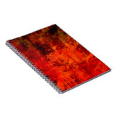 明るい赤の汚れた古い黒の皮を剥いた背景。ホール ノートブック (右側)