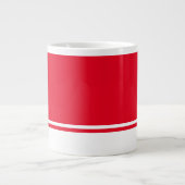 明るい赤の背景の白い下の縁のストライプ ジャンボコーヒーマグカップ (正面)