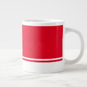 明るい赤の背景の白い下の縁のストライプ ジャンボコーヒーマグカップ (右)