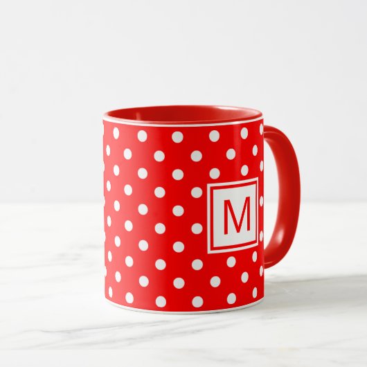 明るい赤カスタムの上に白い水玉模様のアートとマグ マグカップ (正面右)