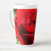 明るい赤バラ花美しいフローラ カフェラテマグ (左アングル)