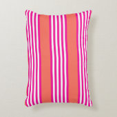 明るい赤紫色と生きたサンゴの5つのストライプパターン アクセントクッション (正面(垂直))