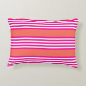 明るい赤紫色と生きたサンゴの5つのストライプパターン アクセントクッション (裏面)
