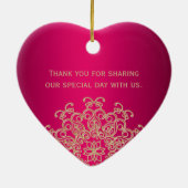 明るい赤紫色と金ゴールドインディアンスタイルウェディングパーティーの好意 セラミックオーナメント (裏面)