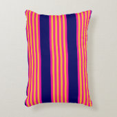 明るい赤紫色と黄ストライプ色のネイビーブルー アクセントクッション (正面(垂直))