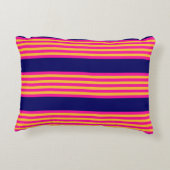 明るい赤紫色と黄ストライプ色のネイビーブルー アクセントクッション (裏面)