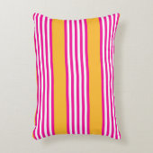 明るい赤紫色と黄色の5つのストライプパターン アクセントクッション (正面(垂直))