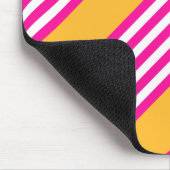 明るい赤紫色と黄色の5つのストライプパターン マウスパッド (コーナー)