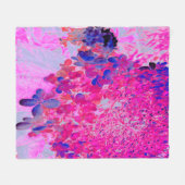 明るい赤紫色エレガントとダークブルーライムライトアジサイ フリースブランケット (正面(横))