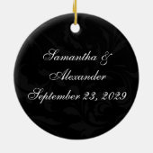 明るい赤紫色スクロールガーベラデイジー(白黒) セラミックオーナメント (裏面)