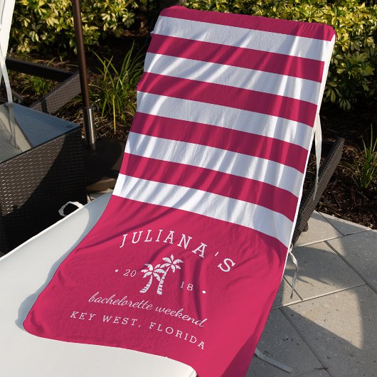 明るい赤紫色ストライプパーソナライズされたバチェロレッテ週末 ビーチタオル