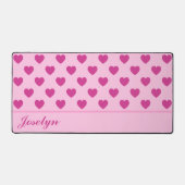 明るい赤紫色ハートパターン手書き名ピンク デスクマット (正面)