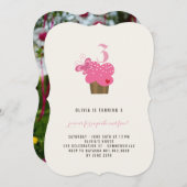 明るい赤紫色バタフライカップケーキバースデーパーティー招待状 招待状 (正面/裏面)