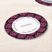 明るい赤紫色ピンクと黒のダマスクの結婚式 ラウンドペーパーコースター (アングル)