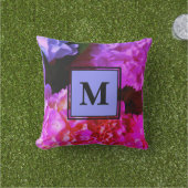 明るい赤紫色ピンクアジサイモノグラムの アウトドアクッション (芝生)