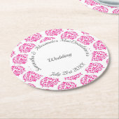 明るい赤紫色ピンクダマスク結婚式 ラウンドペーパーコースター (アングル)