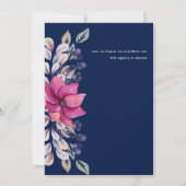 明るい赤紫色ピンクネイビーブルーフローラ結婚ズ 招待状 (裏面)