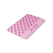 明るい赤紫色ピンクハートパターン手書き名y2k バスマット (アングル)