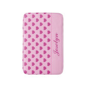 明るい赤紫色ピンクハートパターン手書き名y2k バスマット (正面縦)