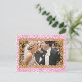 明るい赤紫色ピンクビクトリアンヴィンテージダマスクフレーム ポストカード (スタンド正面)