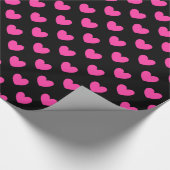 明るい赤紫色ピンクポルカハートオンブラック ラッピングペーパー (角)
