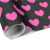 明るい赤紫色ピンクポルカハートオンブラック ラッピングペーパー (ロールコーナー)