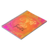 明るい赤紫色ピンク金ゴールドインディアンマンダラ未来のミセス。 ノートブック (左側)