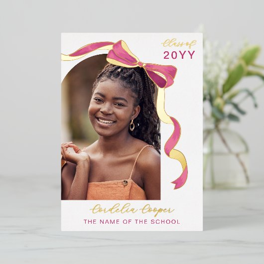 明るい赤紫色ピンク金ゴールド弓アーチフォトフォイル卒業 箔招待状 (立ち正面)