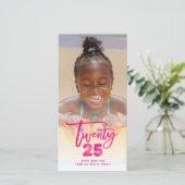 明るい赤紫色ピンク2023ブラシ仕上げミックスタイポグラフィ新年 シーズンカード (スタンド正面)