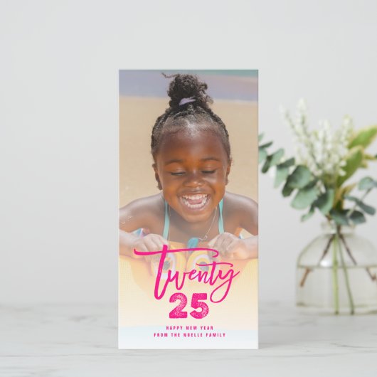 明るい赤紫色ピンク2023ブラシ仕上げミックスタイポグラフィ新年 シーズンカード (スタンド正面)