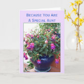 明るい赤紫色フローラパーソナライズされた叔母誕生日 カード (黄色い花)