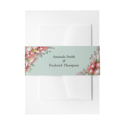 明るい赤紫色プロテアとグリーン&金ゴールドエンベロープバンド 招待状ベリーバンド (正面例)