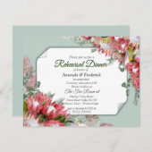 明るい赤紫色プロテア – グリーン&金ゴールドリハーサルディナー 招待状 (正面/裏面)