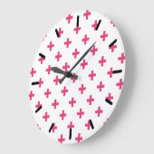 明るい赤紫色ポルカが白で交差 ラージ壁時計 (傾斜)