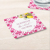 明るい赤紫色マジョリカマゼンタタイルブライダルシャワー スクエアペーパーコースター (アングル)