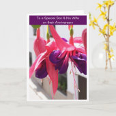 明るい赤紫色夫婦パーソナライズされた記念日 カード (黄色い花)