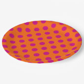 明るい赤紫色水玉模様オンオレンジ ペーパープレート (アングル)