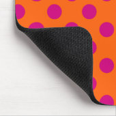 明るい赤紫色水玉模様オンオレンジ マウスパッド (コーナー)