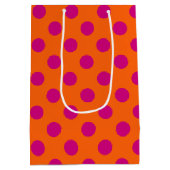 明るい赤紫色水玉模様オンオレンジ ミディアムペーパーバッグ (裏面)