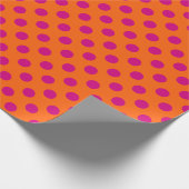 明るい赤紫色水玉模様オンオレンジ ラッピングペーパー (角)