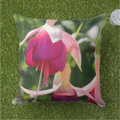 明るい赤紫色花 アウトドアクッション (芝生)