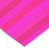 明るい赤紫色、マゼンタ、赤、ピンクの水平ストライプ色 ロングテーブルランナー (コーナー)