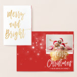 明るい金メリー箔のクリスマスフォトカード 箔カード<br><div class="desc">明るい金メリー箔の手で文字されたスクリプト雪のようなフォトカード。このクリスマスカードの写真と文字は、あなたの写真と名カスタマイズ前と共に更新および更新することができる。このカードはゴールドフォイルクリスマスカードの内側にあなたの名前を表示する。</div>