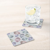 明るい離れグレーの背景に開いた作業の スクエアペーパーコースター (インサイチュ)