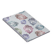 明るい離れグレーの背景に開いた作業の ノートブック (右側)